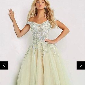 Never worn, pale yellow Jovani show stopper. Look like a real life princess.